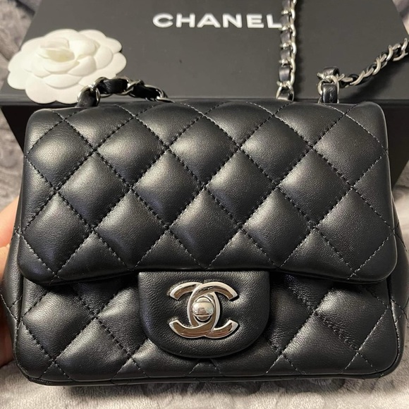 Shoulder Strap Drop: 20.75" Height: 5.5" Width: 6.75"
Depth: 2.75" - Picture 2 of 5